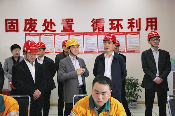 2016年3月，浙江省人大常委會副主任趙光君（右二，時任金華市委書記）來集團調研水泥窯協(xié)同處置固廢項目，肯定集團在“五水共治”、環(huán)境保護等方面作出的貢獻
